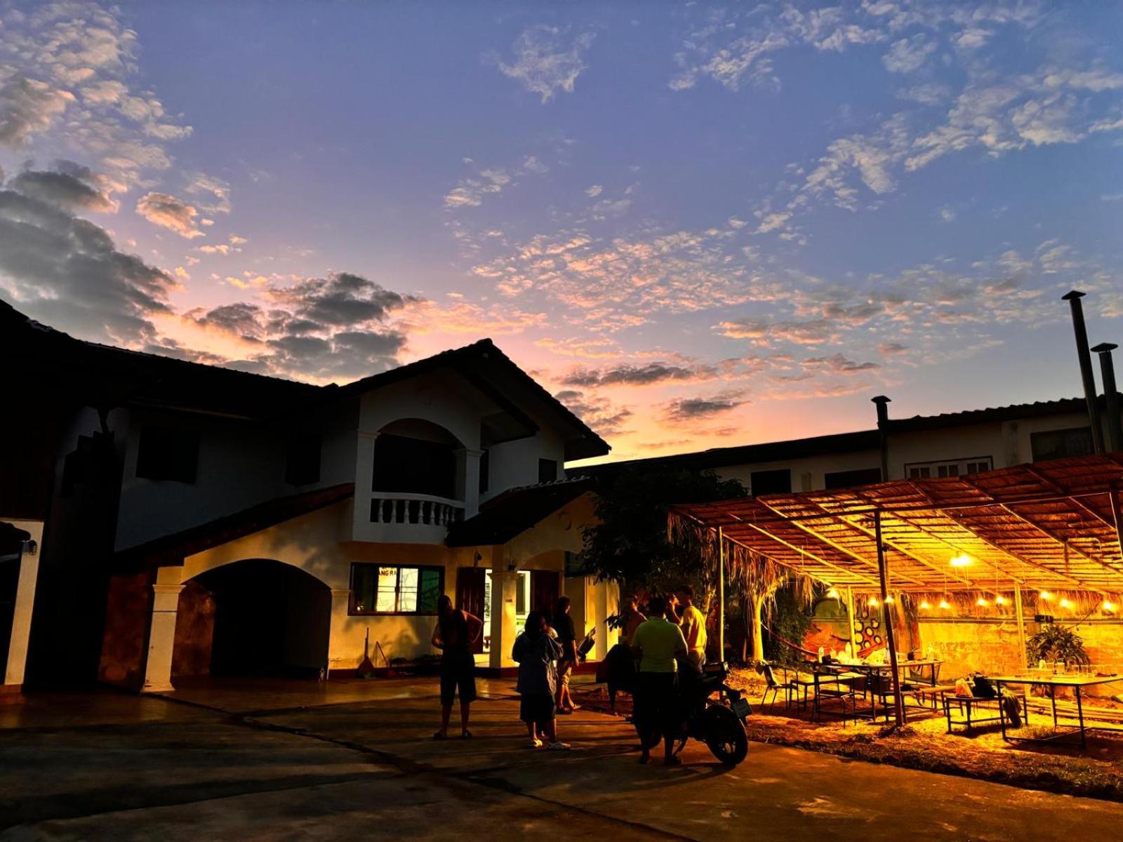 Social Garden Hostel Chiang Rai Bagian luar foto